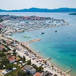 - 50m From The With Free Parking Lejlighed