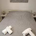 - 50m From The With Free Parking Lejlighed