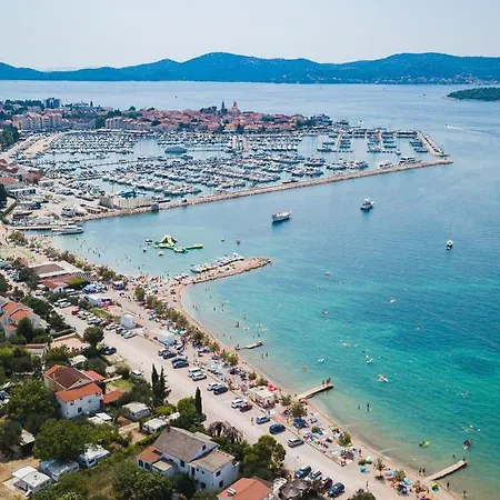 - 50m From The With Free Parking Appartement