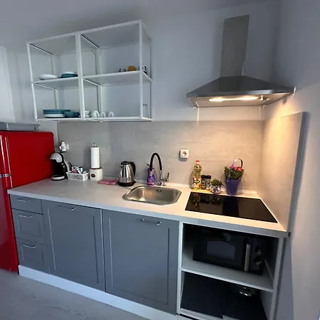 - 50m From The With Free Parking *
