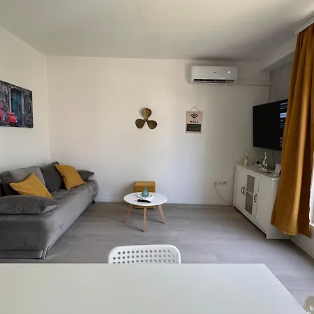 - 50m From The With Free Parking