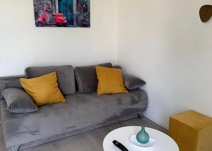 - 50m From The With Free Parking *